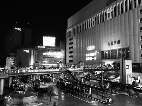 雨の夜の八王子駅前の俯瞰モノクロ 雨の夜の八王子駅前の俯瞰モノクロ 八王子駅,八王子市,セレオ八王子の写真素材