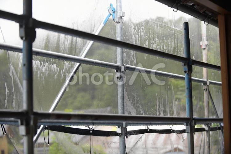 降雨で作業を休止している建築現場の足場 足場,足場組み,パイプの写真素材