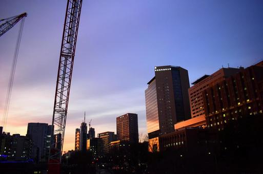 夕焼けと空と街並みとの写真