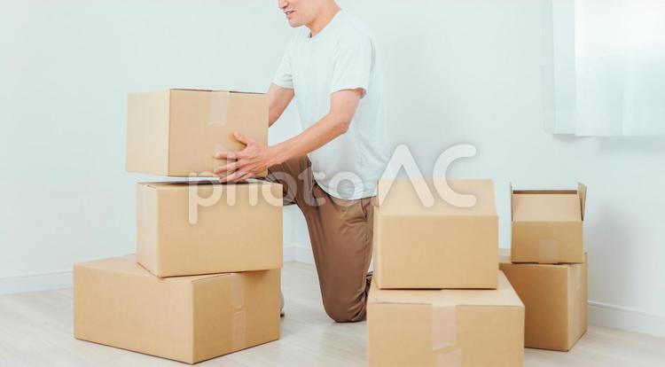 荷造りする男性（困る） 荷造り,引越し,ダンボールの写真素材
