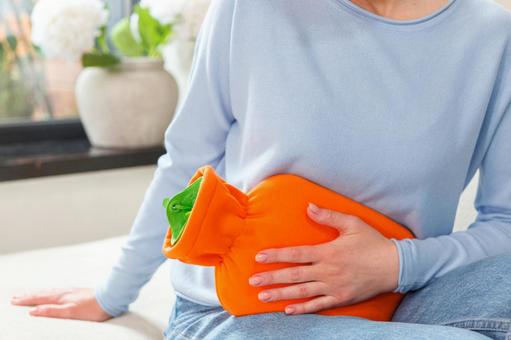 生理痛でお腹を湯たんぽで温める女性 生理,月経,女性の写真素材