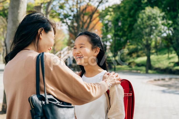 母親に褒められる女の子（優等生） 優等生,成績アップ,ご褒美の写真素材