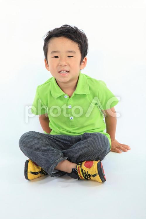室内撮影　緑のシャツの男の子　あぐら５ 子供,男の子,全身の写真素材