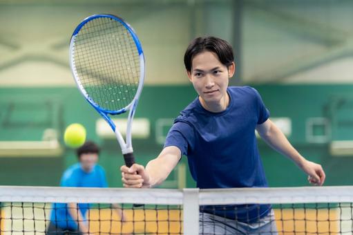 スポーツジムでテニスをする若い男性 テニス,テニススクール,スポーツジムの写真素材