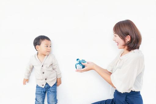 Child giving a present to his mother, JPG Child giving a present to his mother, JPG