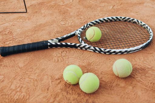テニスラケットに乗るボール テニスボール,テニス,ラケットの写真素材