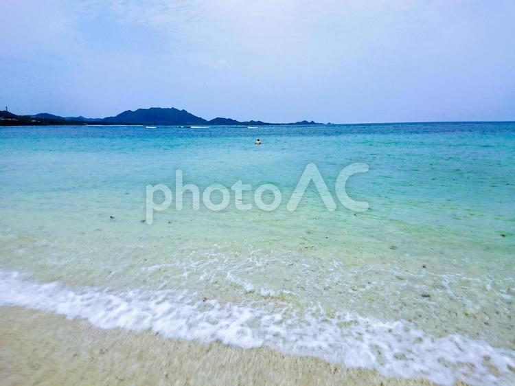 石垣島の美しい透き通る海　白波 海,石垣島,夏の写真素材