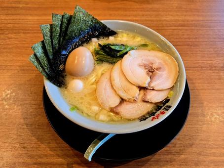 熱々のラーメン 熱々のラーメン ラーメン,チャーシュー,海苔の写真素材