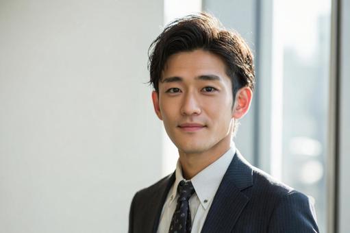 スーツ姿の若いビジネスマン-2の写真