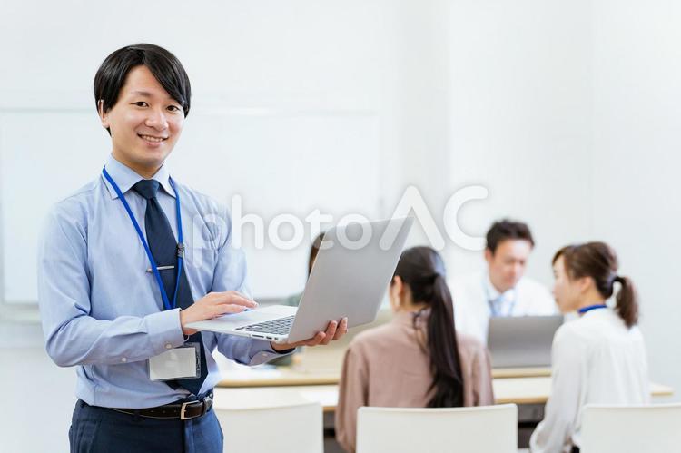 オフィスでパソコンを使うビジネスマン ビジネスマン,男性,ビジネスの写真素材