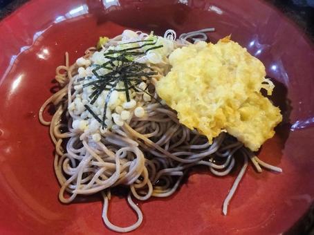 舞茸の天ぷらと蕎麦 舞茸の天ぷらと蕎麦,蕎麦,天ぷらの写真素材