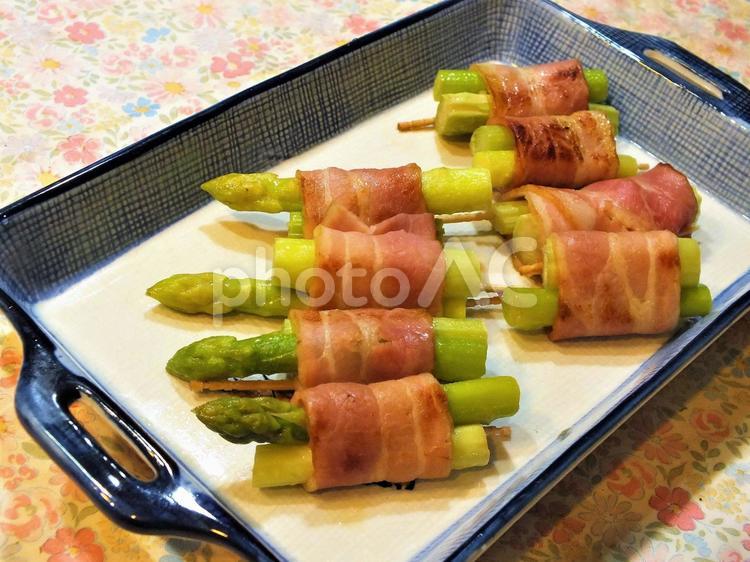 アスパラのベーコン巻き　斜めから グリーンアスパラ,ベーコン,ベーコン巻きの写真素材
