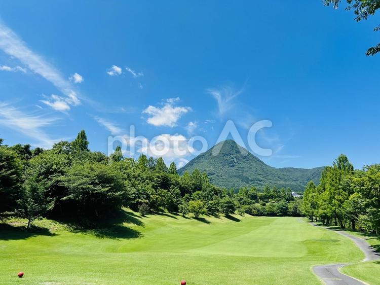 ティーマーカーと山景色のゴルフ場 ゴルフ,ゴルフ場,ティーマーカーの写真素材