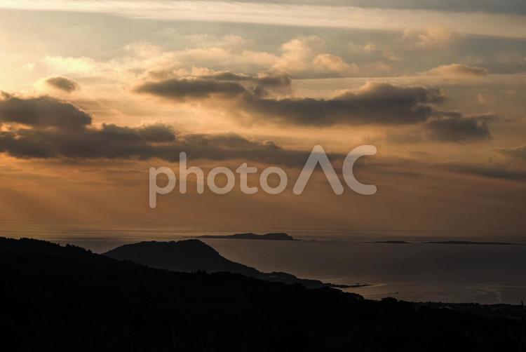 ＜五島の景色＞朝の鬼岳樹木園と夜明けの海 風景,空,海の写真素材