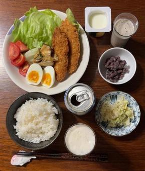 白身魚のフライと半熟卵と舞茸などの夕食 白身魚のフライと半熟卵と舞茸などの夕食 夕食,あきたこまち,昆布だしの写真素材