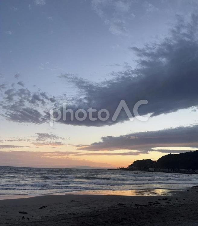 海に映る夕焼け 海に映る夕焼け 空,海,波の写真素材