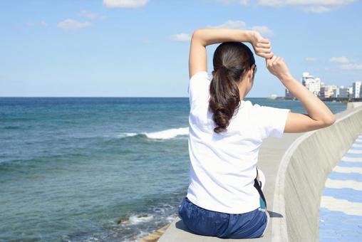 海岸でストレッチをする女性 海岸でストレッチをする女性 女性,健康,運動の写真素材