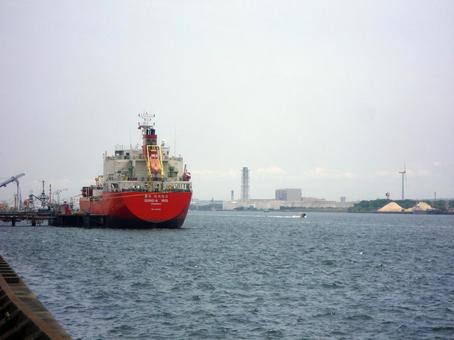 海芝浦駅から望む工業地帯と貨物船 貨物船,海,東京湾の写真素材