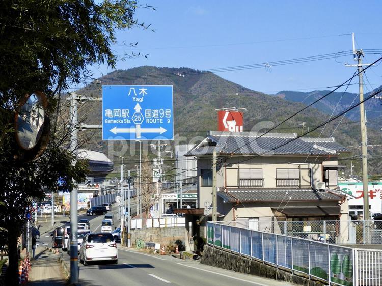 京都府道25号亀岡園部線と牛松山 牛松山,亀岡市,丹波富士の写真素材