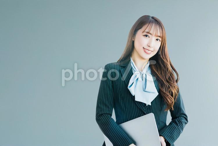 ノートパソコンを持つビジネスウーマン ビジネス,女性,人物の写真素材