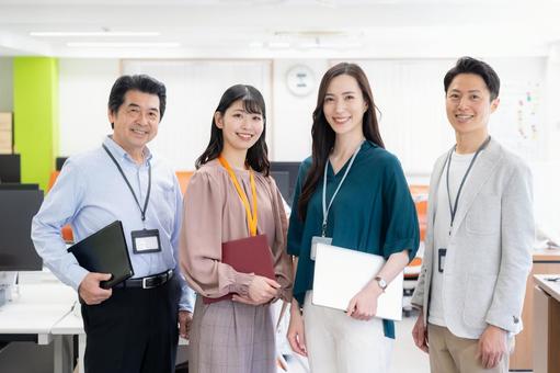 オフィスで働く男女のエンジニア オフィスで働く男女のエンジニア 会議,ビジネス,エンジニアの写真素材