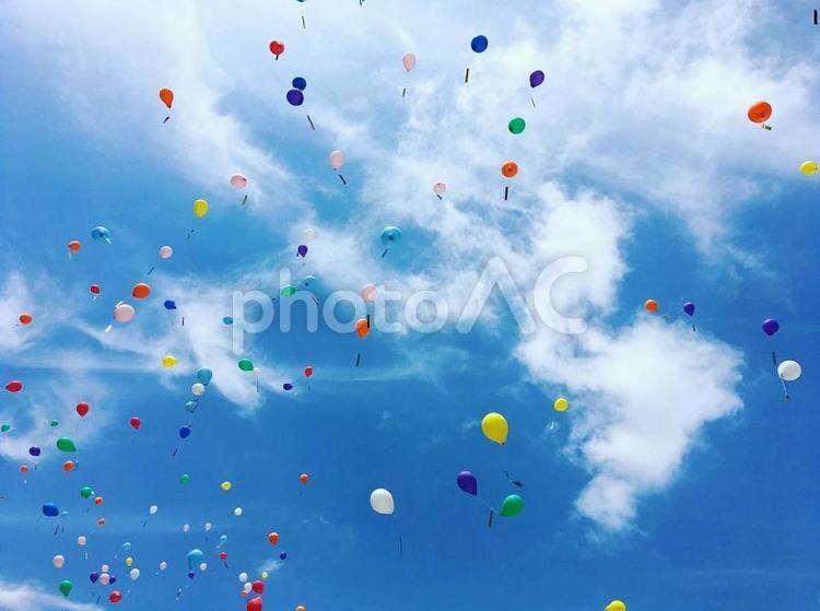 空に浮かぶ風船 空の景色,風船,晴れの写真素材