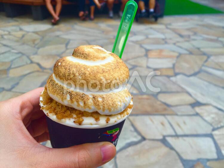 ふわふわクリームの乗ったアイスクリーム アイスクリーム,アイス,フードの写真素材