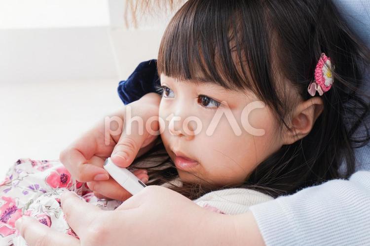 熱を測る子どもとお母さん 栄養不足,白背景,乳児の写真素材