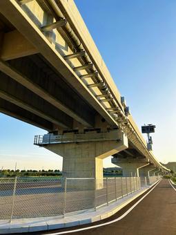 見上げる東海環状自動車道 見上げる東海環状自動車道 空,道路,東海環状自動車道の写真素材