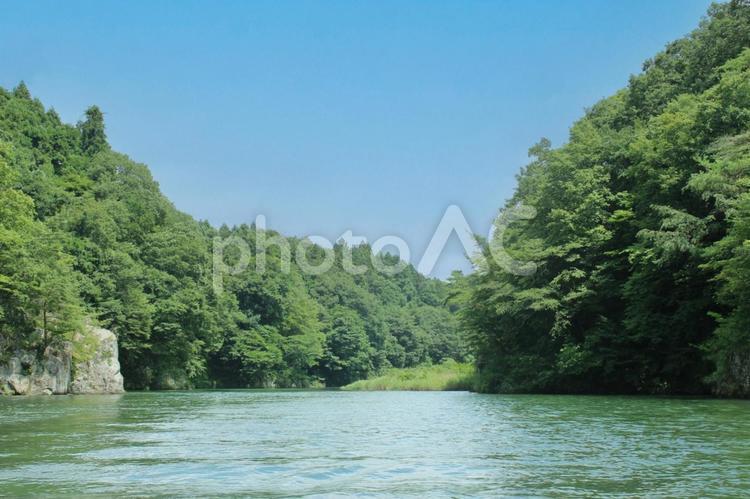 心やすらぐ川のせせらぎ 川,癒し,マイナスイオンの写真素材