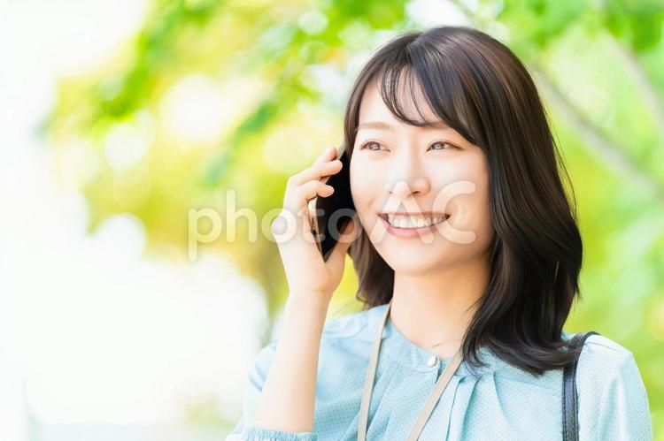 屋外でスマホを使う女性・ビジネスウーマン 女性,スマホ,スマートフォンの写真素材