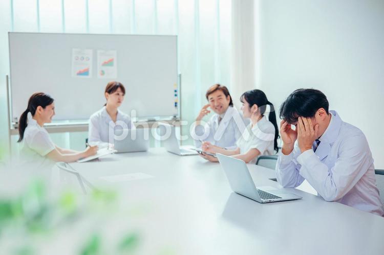 悩む白衣を着た医者 医者,悩む,医療ミスの写真素材