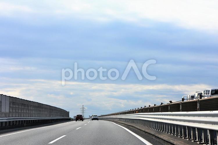 高速道路上空に幕が下りてくるような厚い雲 高速道路,ハイウェイ,スピードの写真素材