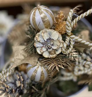 クリスマスグッズ クリスマス飾り,松ぼっくり,リースの写真素材