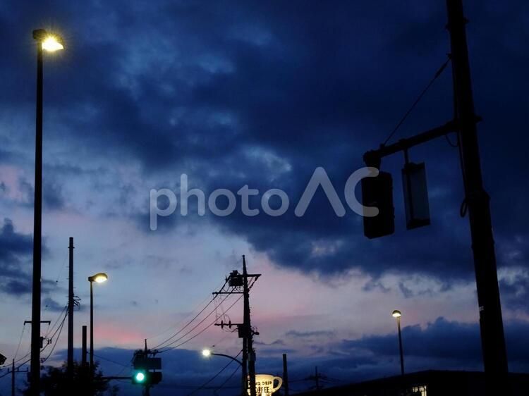 夕暮れ時の道路と街灯 夕焼け,空,夕暮れの写真素材