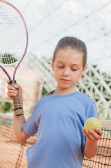 テニスボールを見つめる子供 女の子,子供,外国人の写真素材