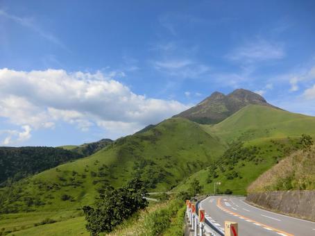 大分　狭霧台から見た由布岳1 湯布院,由布岳,狭霧台の写真素材