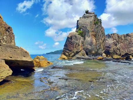 橋杭岩の青い空と串本洋の夏の海 橋杭岩の青い空と串本洋の夏の海 橋杭岩,海,岩の写真素材
