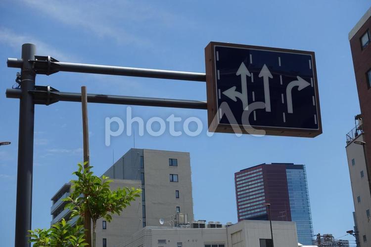 標識と空とビル 標識,空,都市の写真素材
