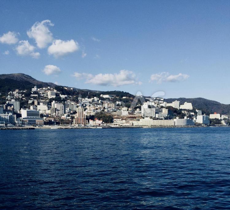 海から見た熱海の街並み 海辺,海,街並みの写真素材