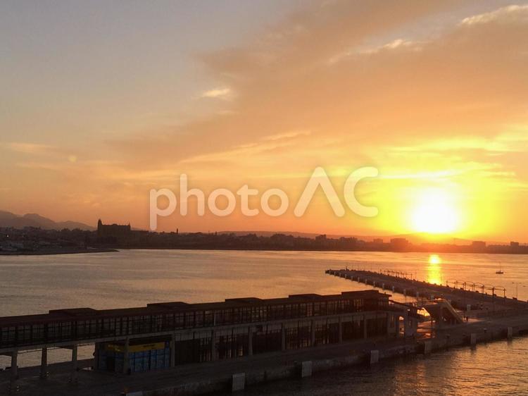 船から見た夕日 夕日,船,海の写真素材