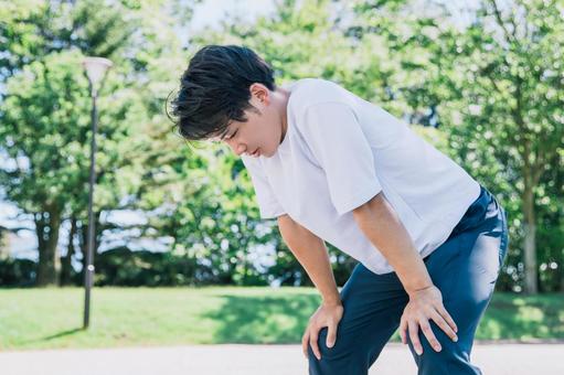 疲労で休憩するスポーツ男性 疲労で休憩するスポーツ男性 疲労,疲れる,体調不良の写真素材