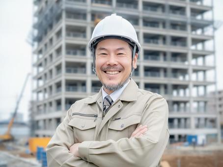 建設現場で働く笑顔の中年男性作業員 会社,建設現場,作業員の写真素材