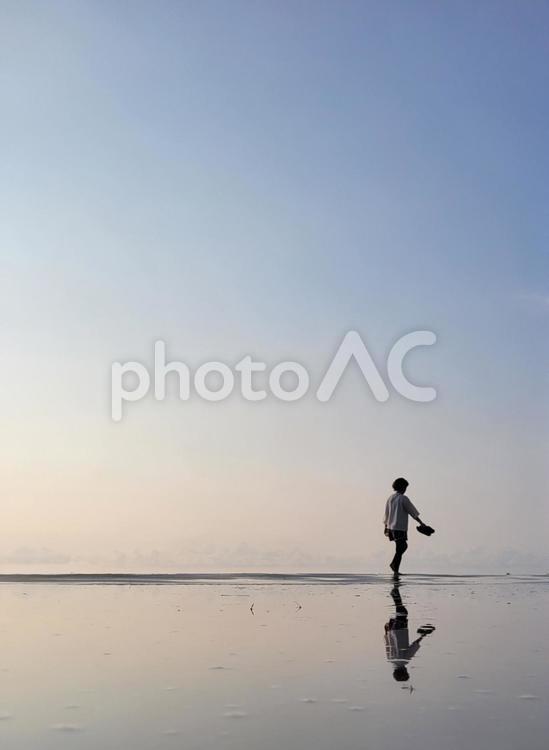 夕暮れに歩く 夕焼け,オレンジ色,海の写真素材