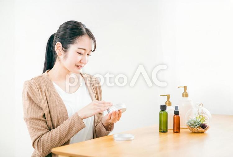 保湿クリームを使う女性 クリーム,ナイトクリーム,オールインワンの写真素材