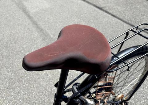 劣化がひどいサドル 劣化がひどいサドル サドル,劣化,自転車の写真素材