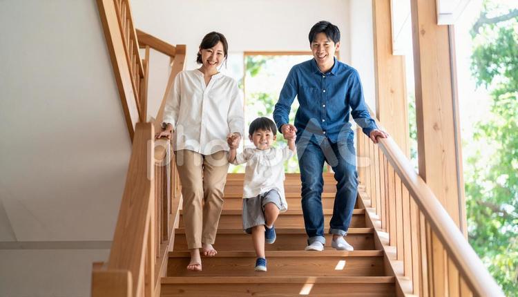 階段を下りるのが楽しい子供と見守る両親 男の子,階段,子供の写真素材