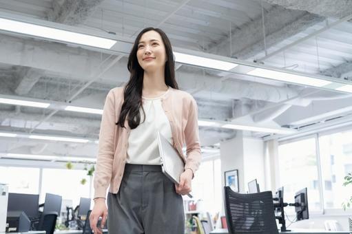 オフィスカジュアルの若い女性エンジニア オフィスカジュアルの若い女性エンジニアの写真