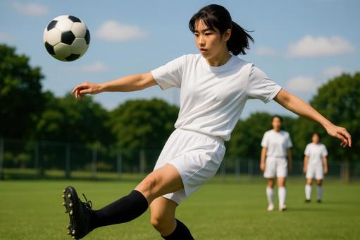 ミドルシュートを放つ女子選手 ミドルシュートを放つ女子選手の写真