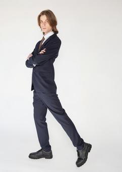 歩くポーズで腕組みをするスーツの男性 男性,外国人,欧米人の写真素材